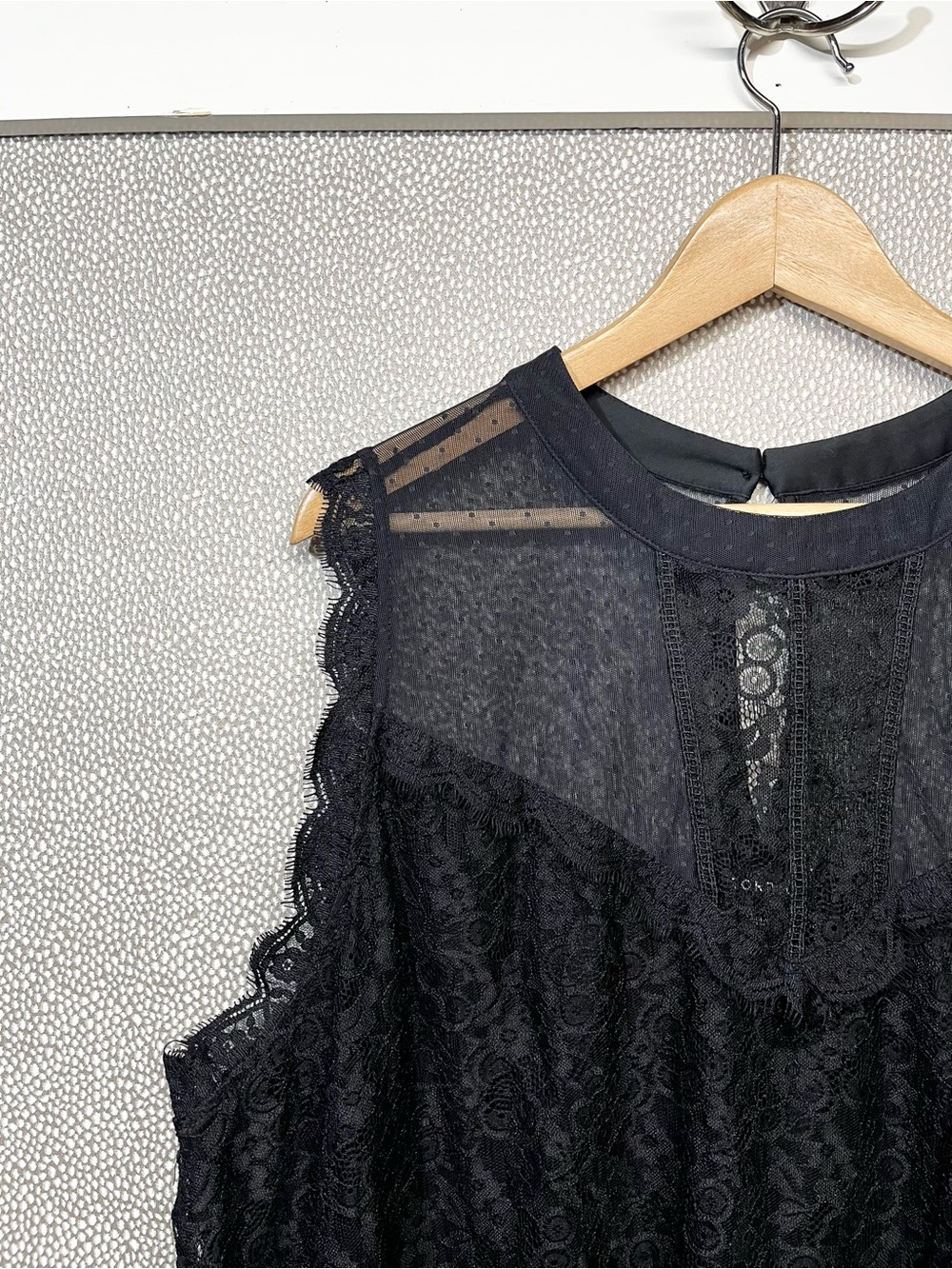 3 3X (22-24) Torrid Black Lace Sleeveless Sheer Yoke Blouse - Picture 2 of 8